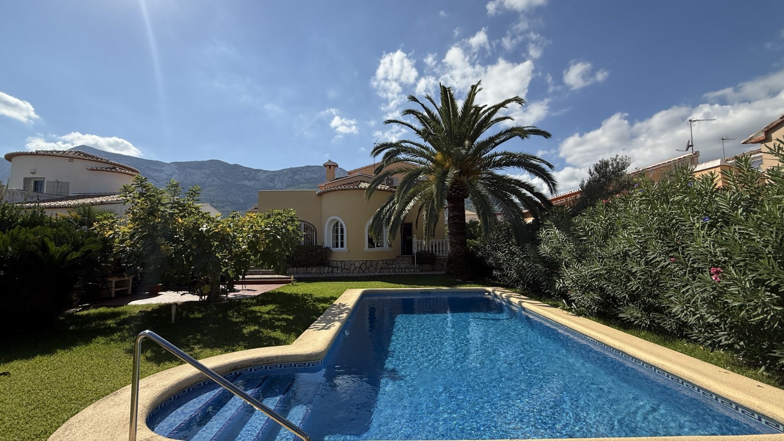 Investment: Einzigartige Villa in Dénia mit traumhaftem Garten, Pool, Heizung und Carport