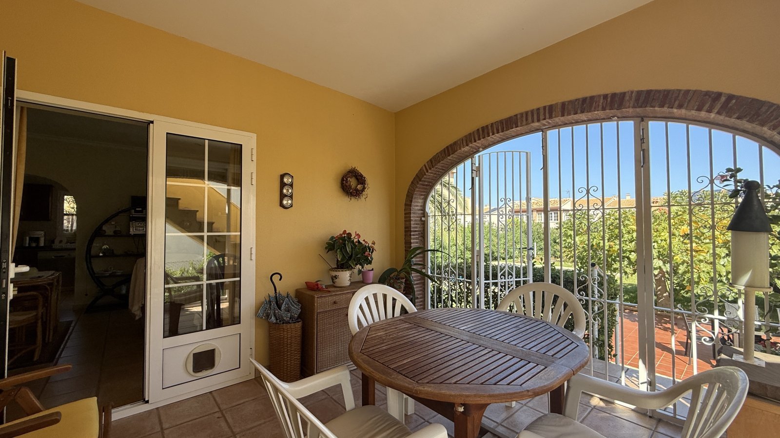 Investment: Einzigartige Villa in Dénia mit traumhaftem Garten, Pool, Heizung und Carport