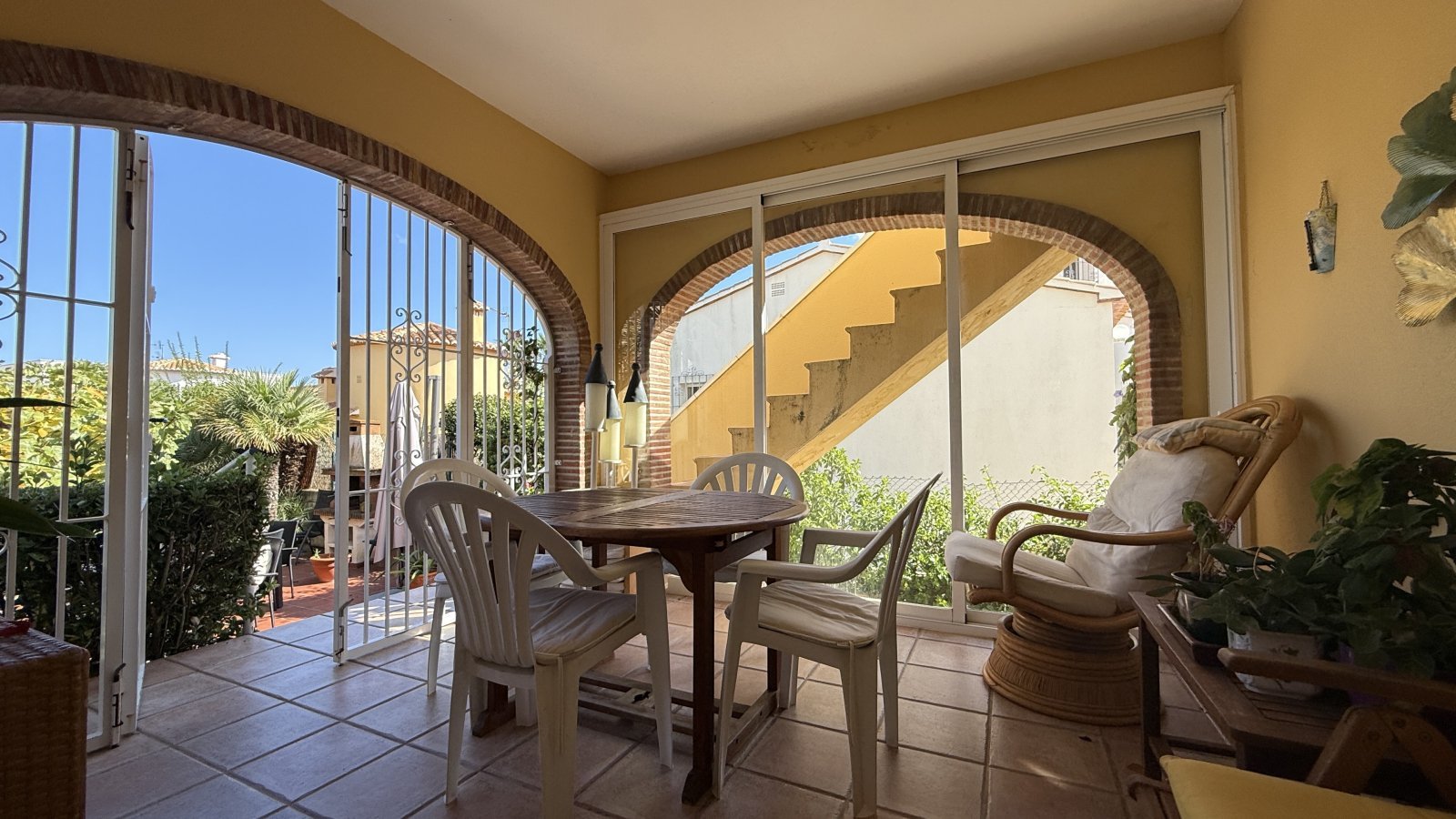 Investment: Einzigartige Villa in Dénia mit traumhaftem Garten, Pool, Heizung und Carport