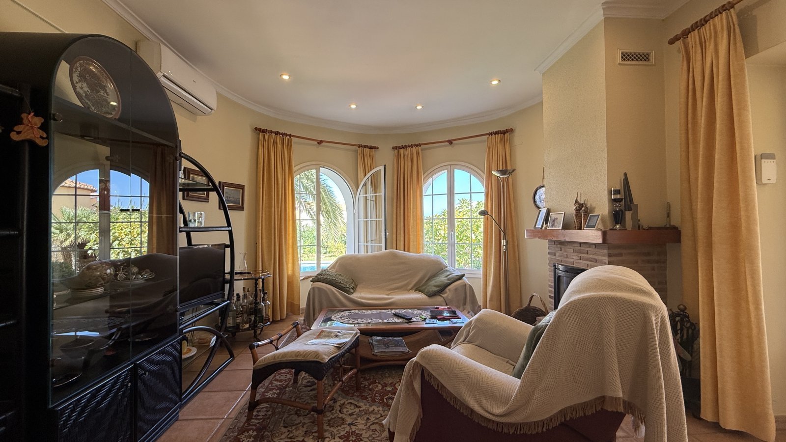 Investment: Einzigartige Villa in Dénia mit traumhaftem Garten, Pool, Heizung und Carport