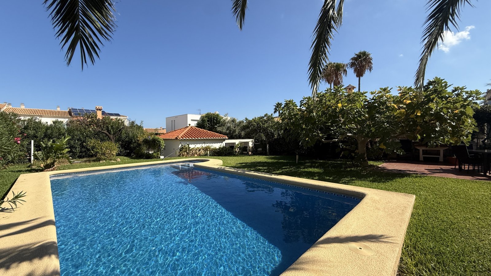 Investment: Einzigartige Villa in Dénia mit traumhaftem Garten, Pool, Heizung und Carport