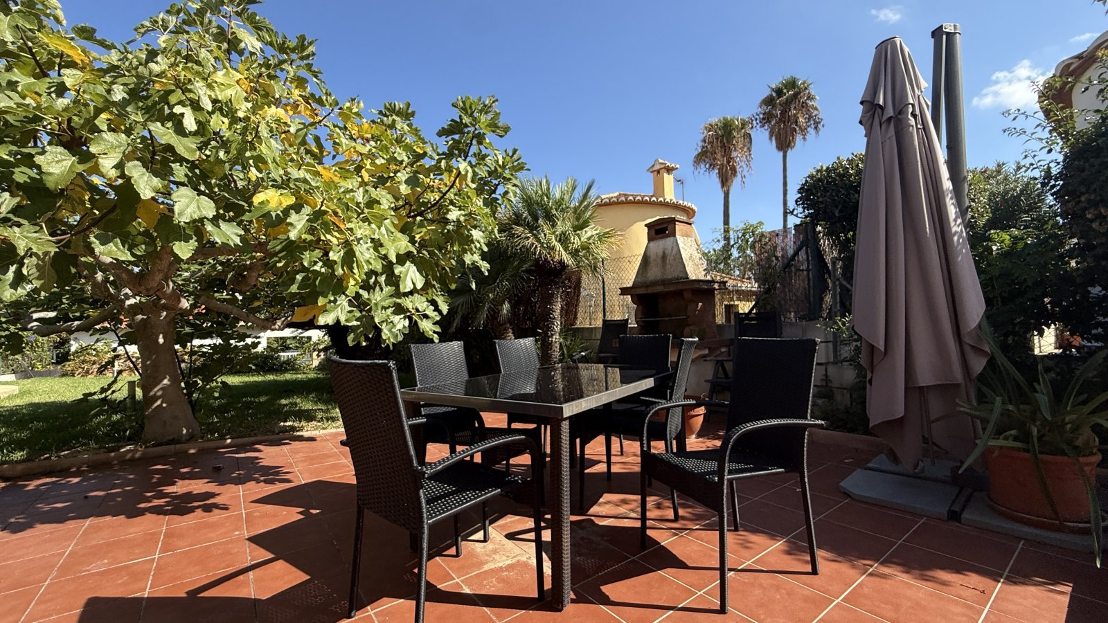 Investment: Einzigartige Villa in Dénia mit traumhaftem Garten, Pool, Heizung und Carport