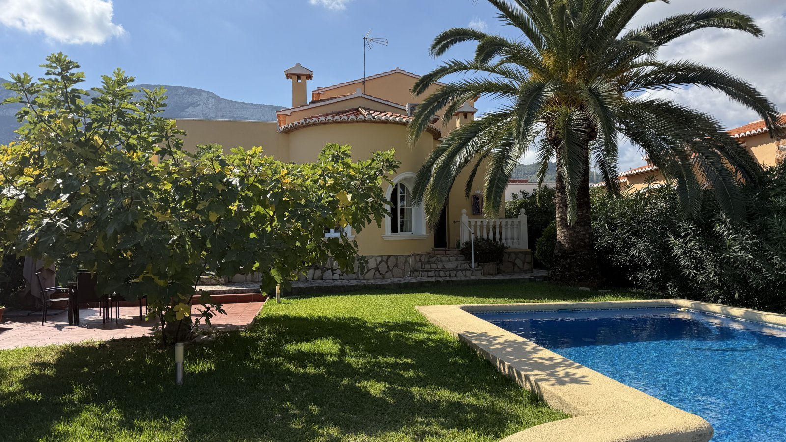 Investment: Einzigartige Villa in Dénia mit traumhaftem Garten, Pool, Heizung und Carport