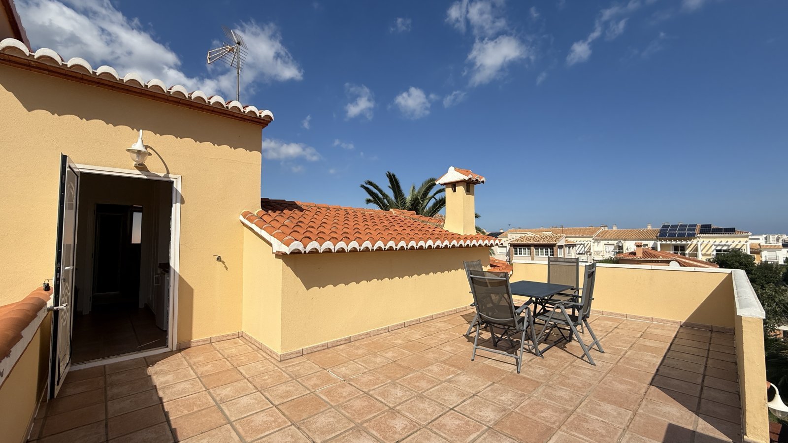 Investment: Einzigartige Villa in Dénia mit traumhaftem Garten, Pool, Heizung und Carport