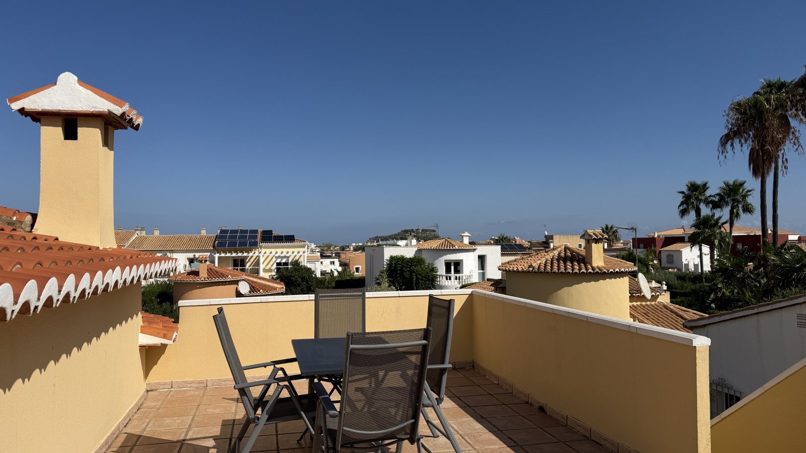 Investment: Einzigartige Villa in Dénia mit traumhaftem Garten, Pool, Heizung und Carport