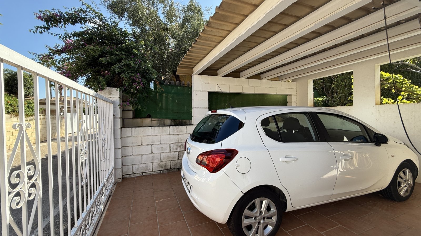Investment: Einzigartige Villa in Dénia mit traumhaftem Garten, Pool, Heizung und Carport