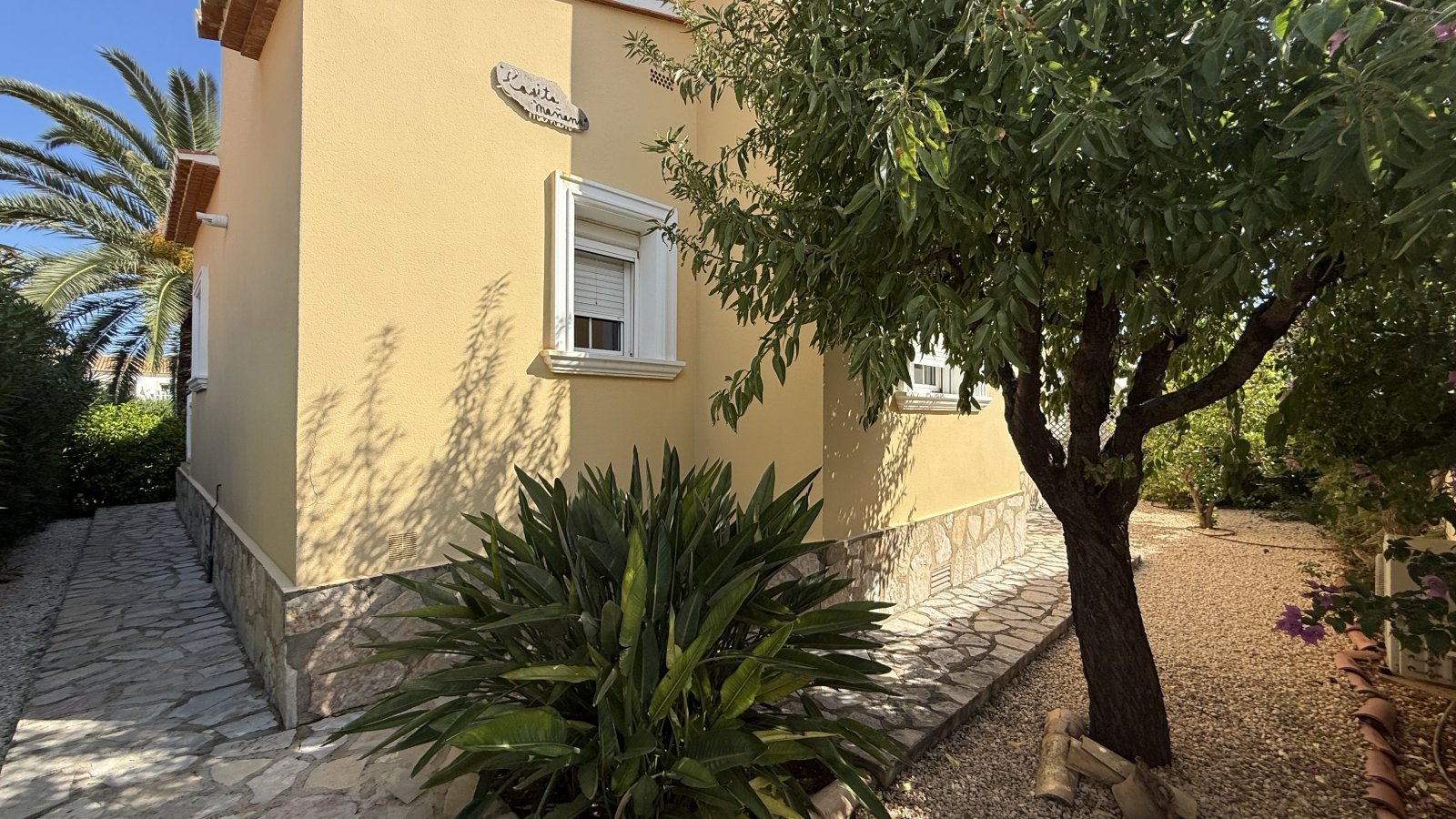 Investment: Einzigartige Villa in Dénia mit traumhaftem Garten, Pool, Heizung und Carport