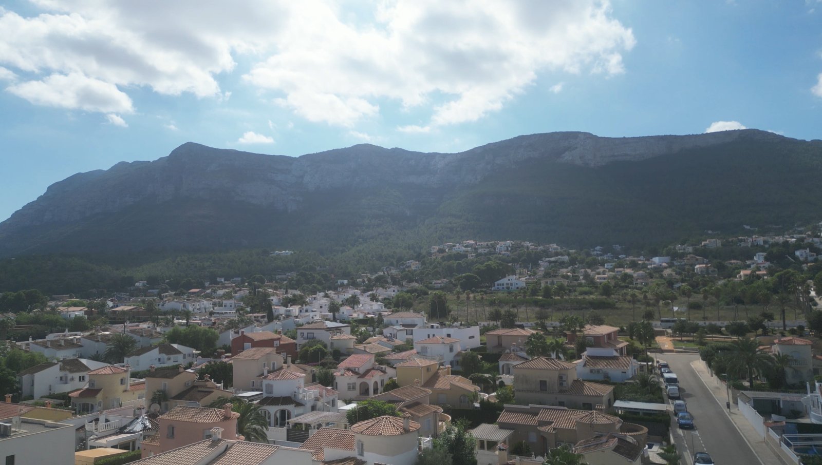 Investment: Einzigartige Villa in Dénia mit traumhaftem Garten, Pool, Heizung und Carport