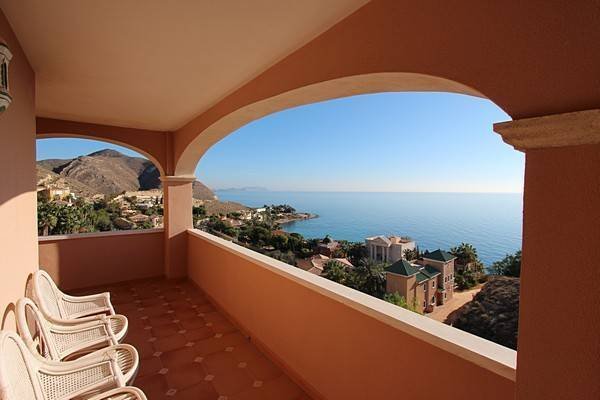 Schöne Villa mit großem privatem Pool und beeindruckendem Blick über die Küste
