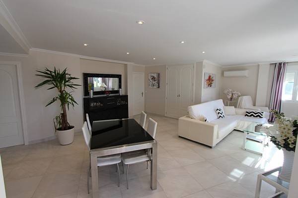 Schöne Villa mit großem privatem Pool und beeindruckendem Blick über die Küste