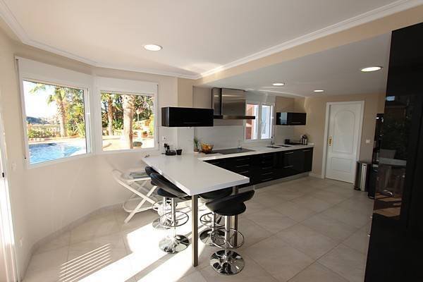 Schöne Villa mit großem privatem Pool und beeindruckendem Blick über die Küste