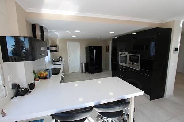 Schöne Villa mit großem privatem Pool und beeindruckendem Blick über die Küste