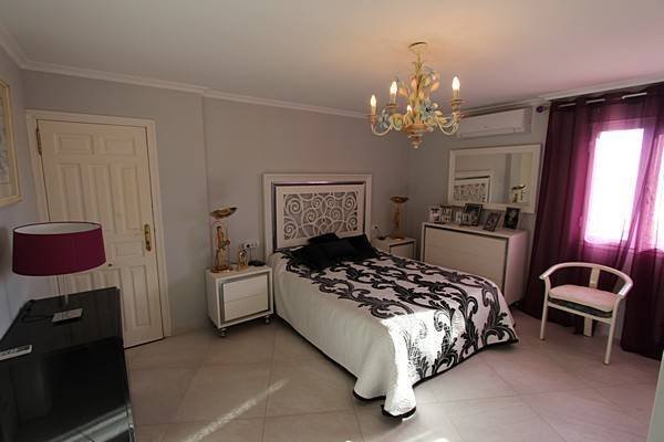 Schöne Villa mit großem privatem Pool und beeindruckendem Blick über die Küste