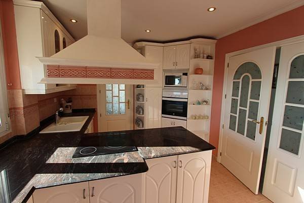 Schöne Villa mit großem privatem Pool und beeindruckendem Blick über die Küste