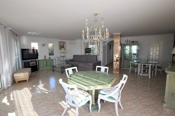 Schöne Villa mit großem privatem Pool und beeindruckendem Blick über die Küste