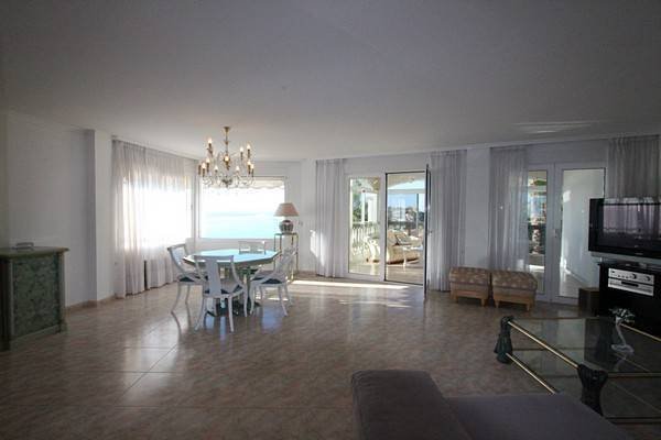 Schöne Villa mit großem privatem Pool und beeindruckendem Blick über die Küste