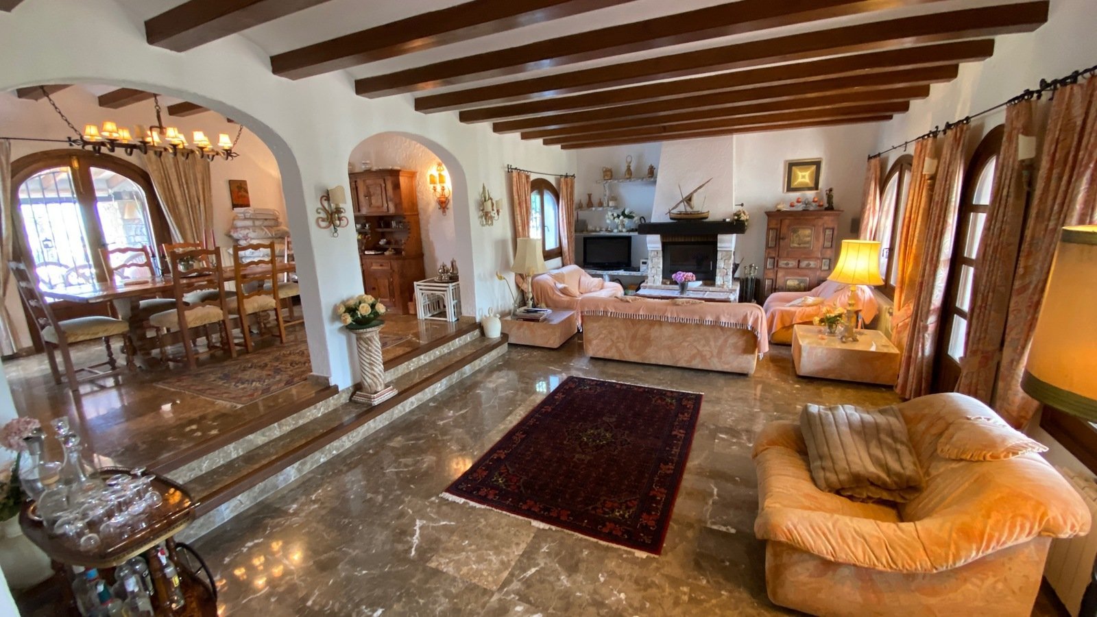 Villa mit großem Grundstück und ebener Zufahrt, herrlichem Ausblick, großen Terrassen, BBQ, ZH, Klima, Garage u.v.a.m.