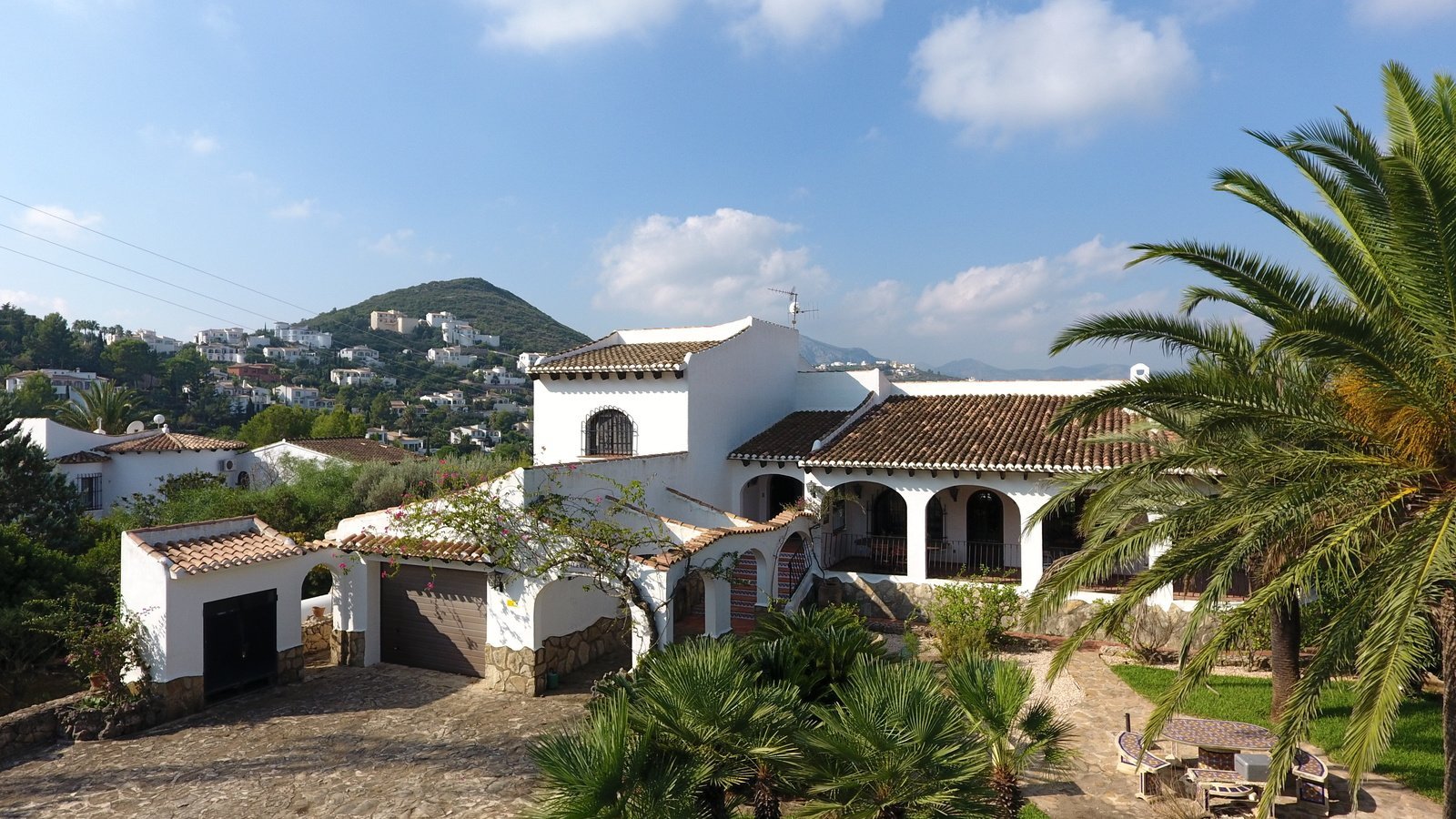 Villa mit großem Grundstück und ebener Zufahrt, herrlichem Ausblick, großen Terrassen, BBQ, ZH, Klima, Garage u.v.a.m.