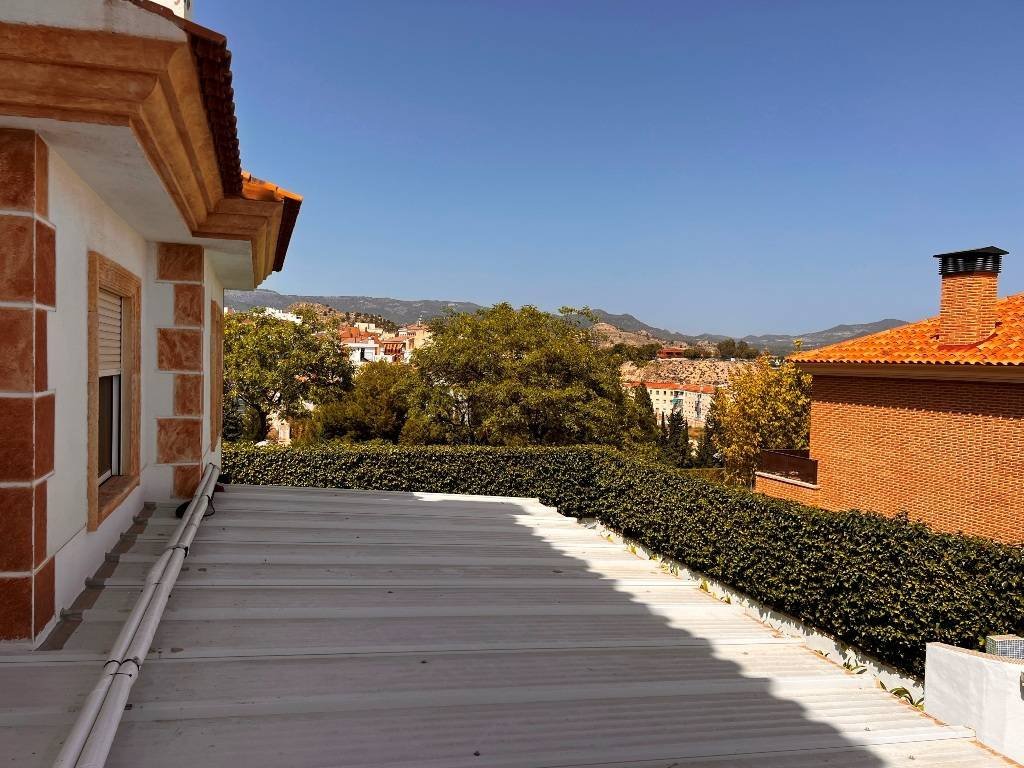 Villa mit 6 Schlafzimmern, 5 Bädern und Privatpool nur 5 Minuten vom Stadtzentrum