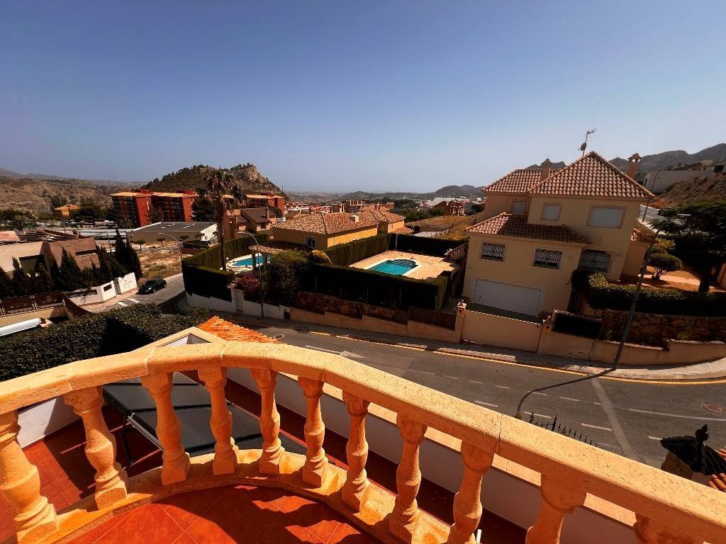 Villa mit 6 Schlafzimmern, 5 Bädern und Privatpool nur 5 Minuten vom Stadtzentrum