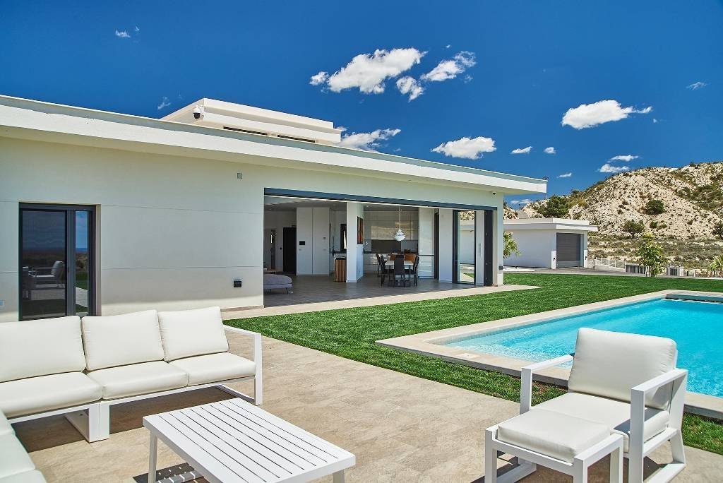 Muchamiel: Moderne Luxusvilla mit 4 Schlafzimmern, 4 Bädern, Privatpool und atemberaubendem Ausblick 