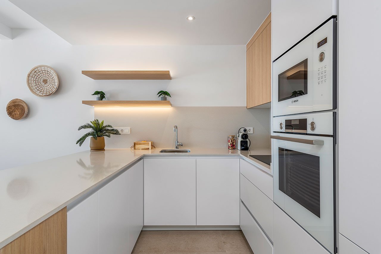 Obergeschoss-Wohnungen mit 3 Schlafzimmern, 2 Bädern, Dachterrasse, Kfz-Stellplatz und Gemeinschaftspool